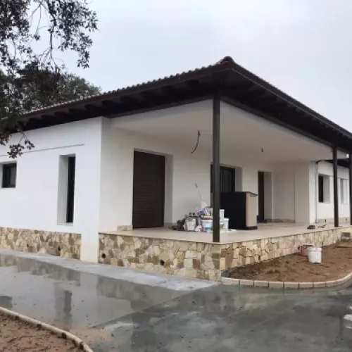 Proyecto de nueva vivienda unifamiliar en entorno urbano